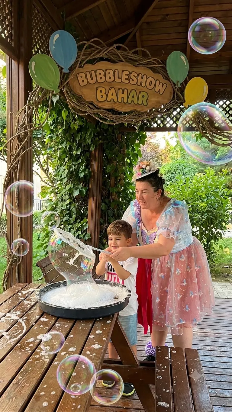 Çocukla birlikte yapılan dev Bubble Show etkinliği