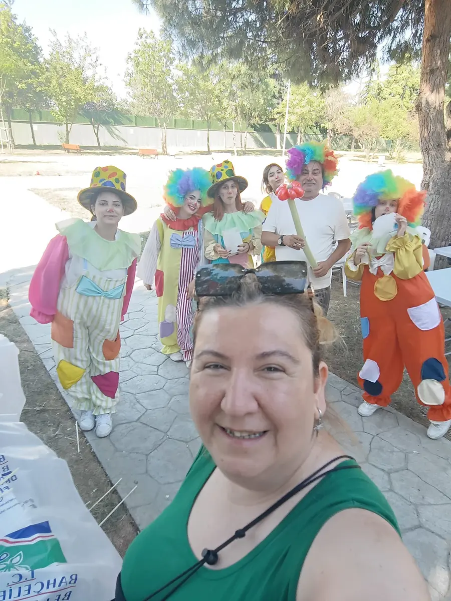 Açık hava etkinliğinde Sihirbaz Özgür ve palyaço ekibi