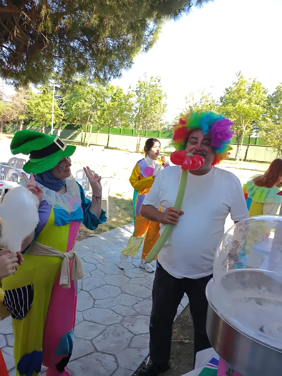 Balon yapan palyaço ekibi